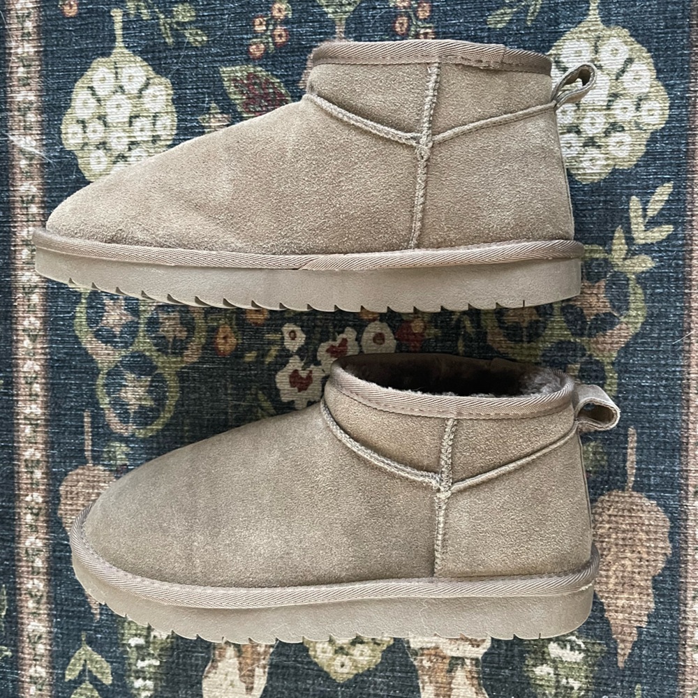CUSHIONAIRE Genuine Suede Ankle Boots Taupe Faux Fur Size 9 - Picture 10 of 12
